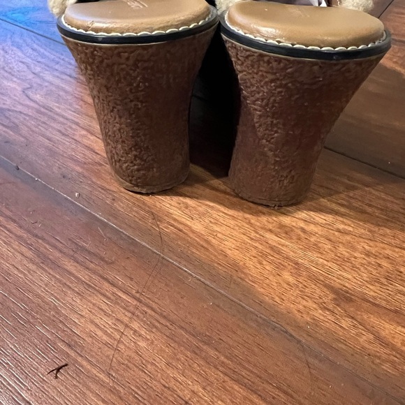 Lower East Side 70s inspired fur lined tan suede clogs w/ buckle. 3.5”heel Retro - Picture 4 of 8